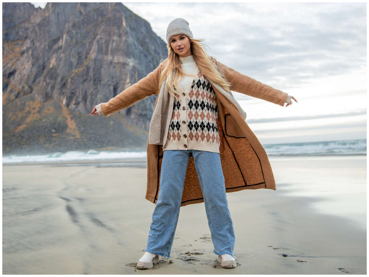 Swetry damskie na zimę – najpopularniejsze modele w sprzedaży hurtowej!