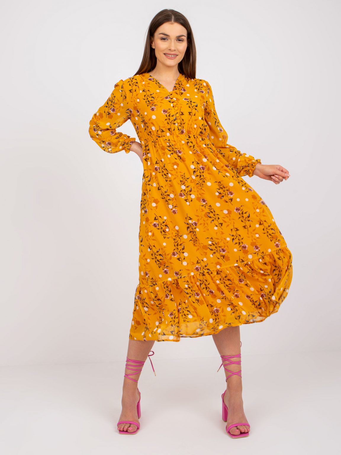 Ciemnożółta sukienka midi z printami i falbaną RUE PARIS