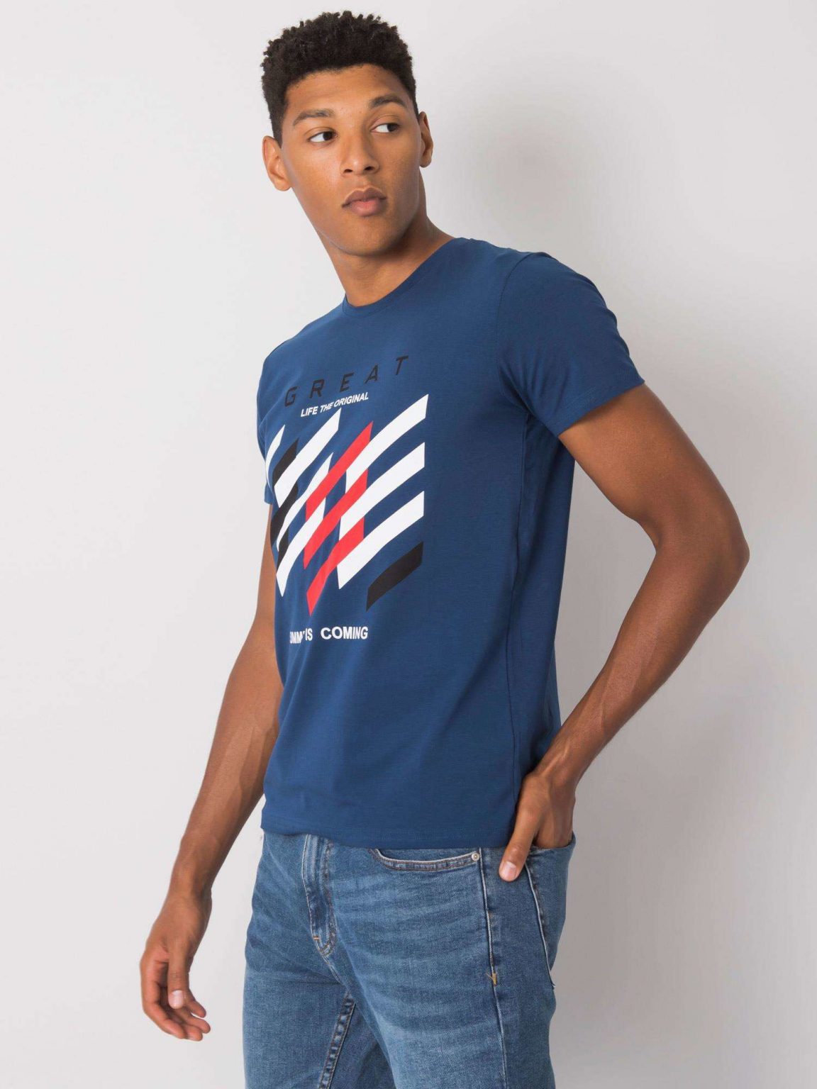 Jasnogranatowy t-shirt męski z kolorowym nadrukiem Adriel