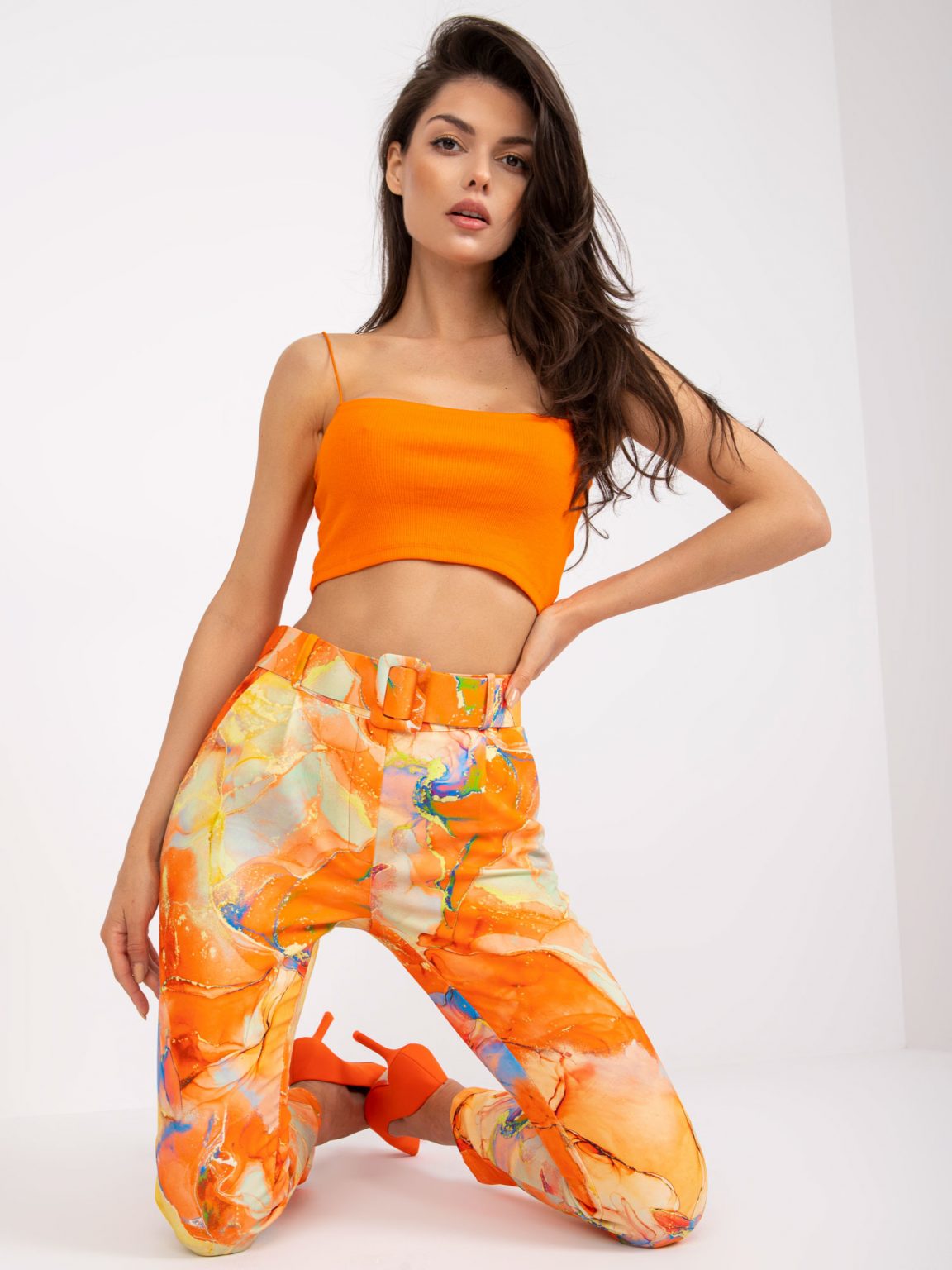 Pomarańczowe spodnie damskie we wzory