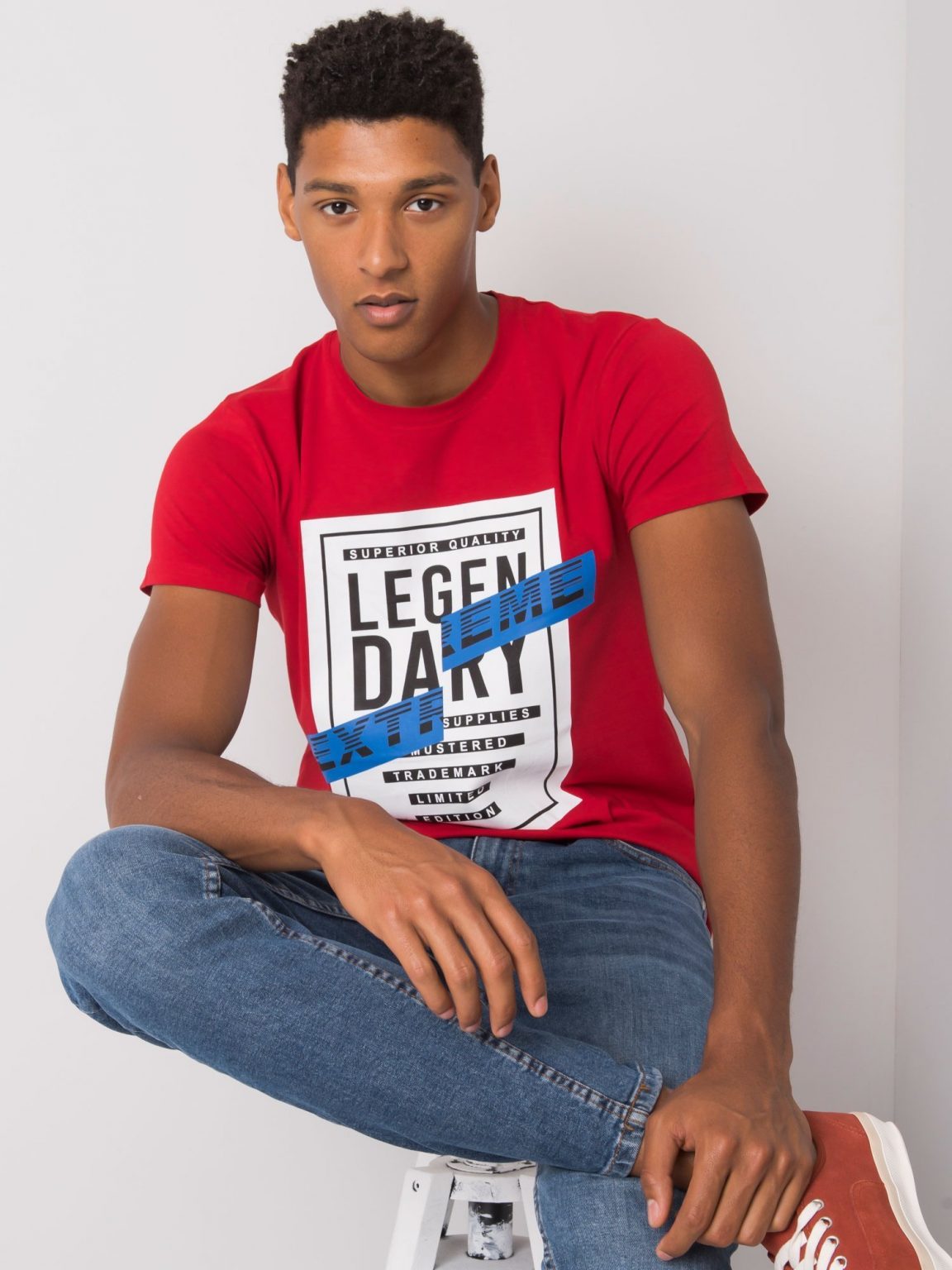 Ciemnoczerwony męski t-shirt z printem Merrick