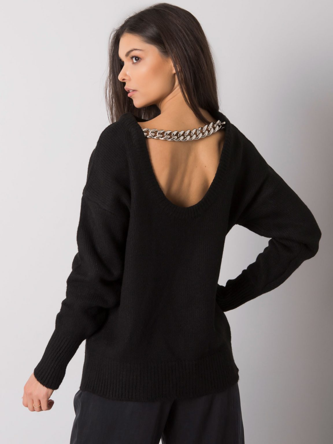 Czarny sweter z łańcuszkiem Vermillion RUE PARIS
