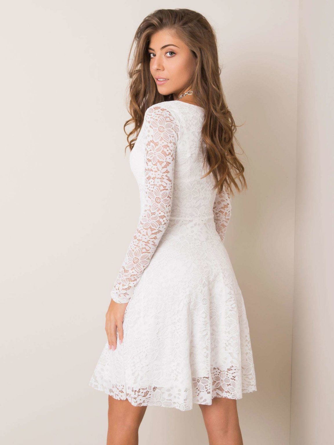 Biała sukienka koronkowa Calumi SUBLEVEL