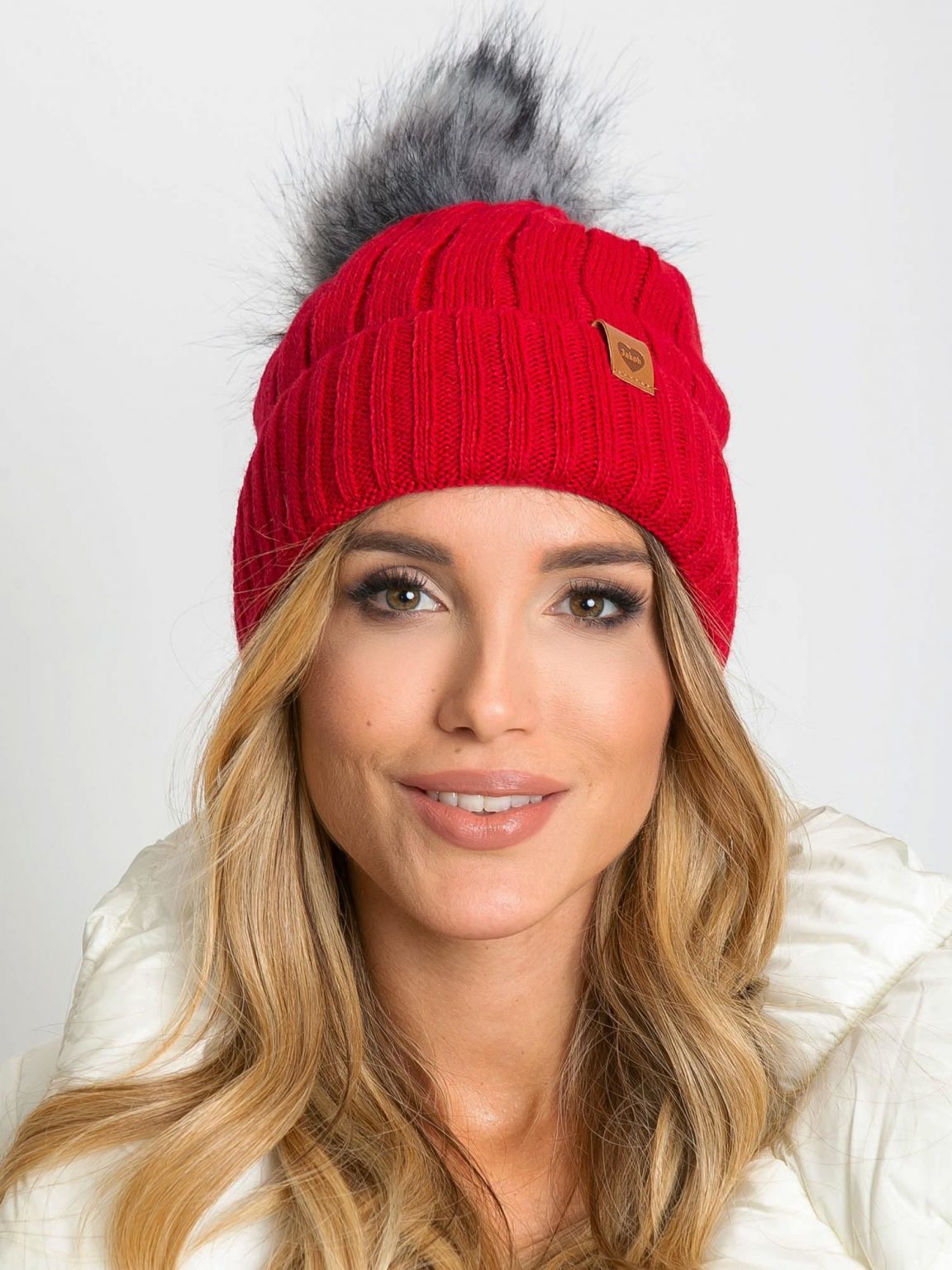 Czerwona czapka zimowa z pomponem