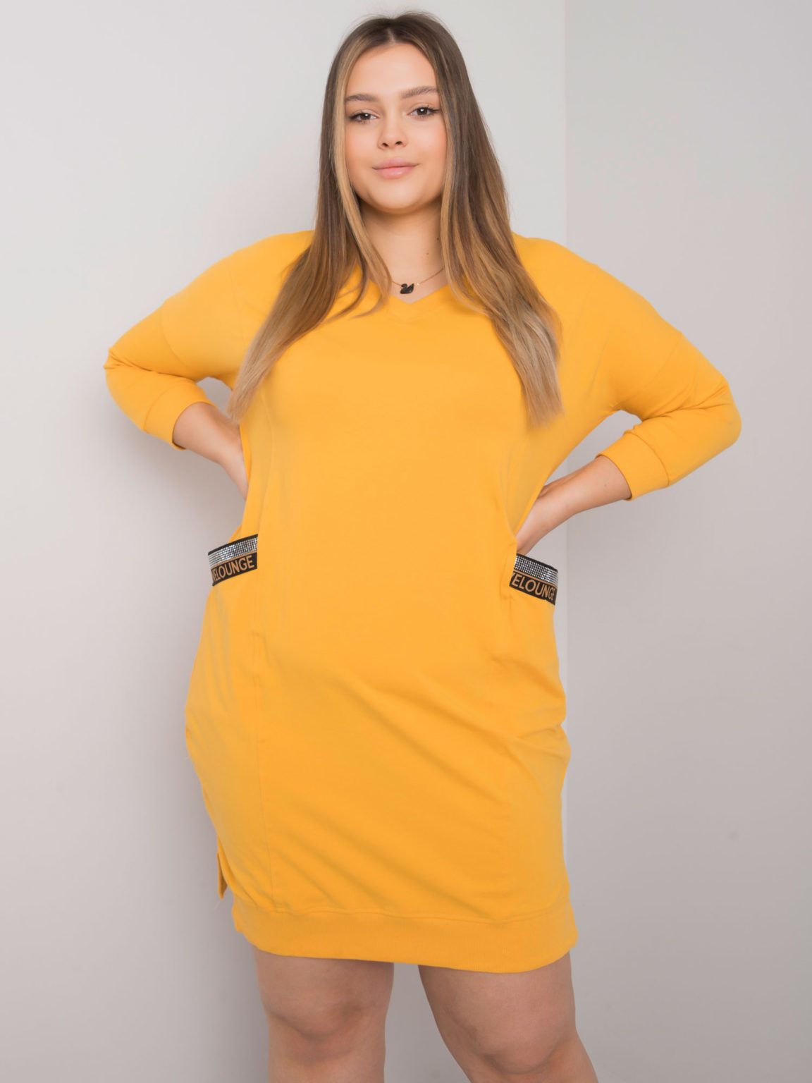 Żółta sukienka plus size z kieszeniami Susan