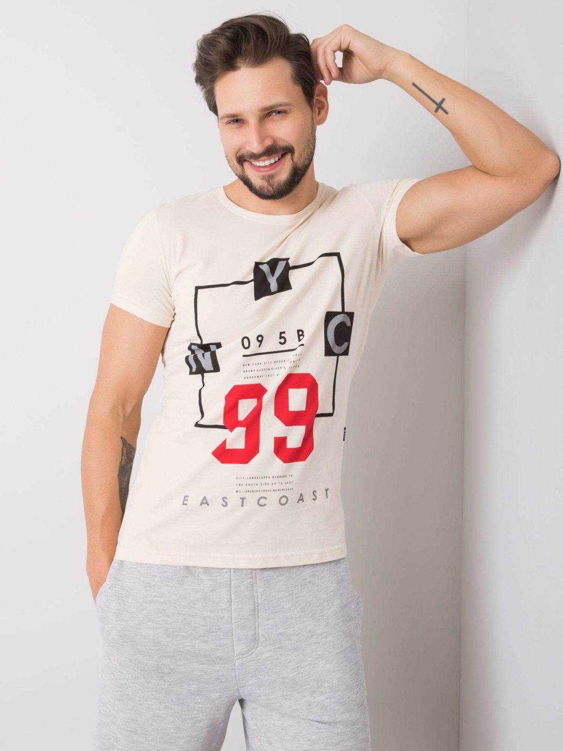Kremowy t-shirt męski z tekstowym printem