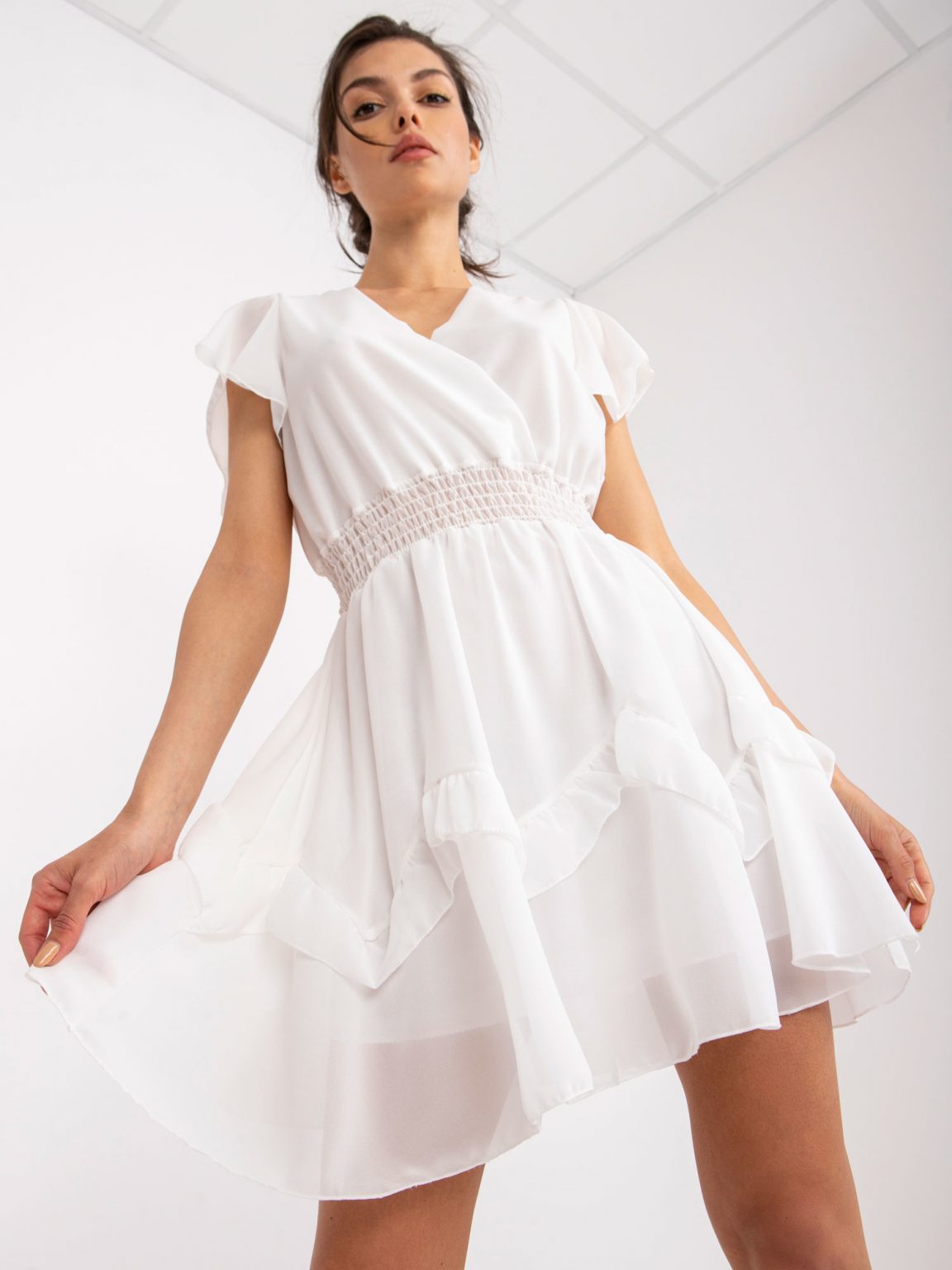 Biała zwiewna sukienka mini z falbankami