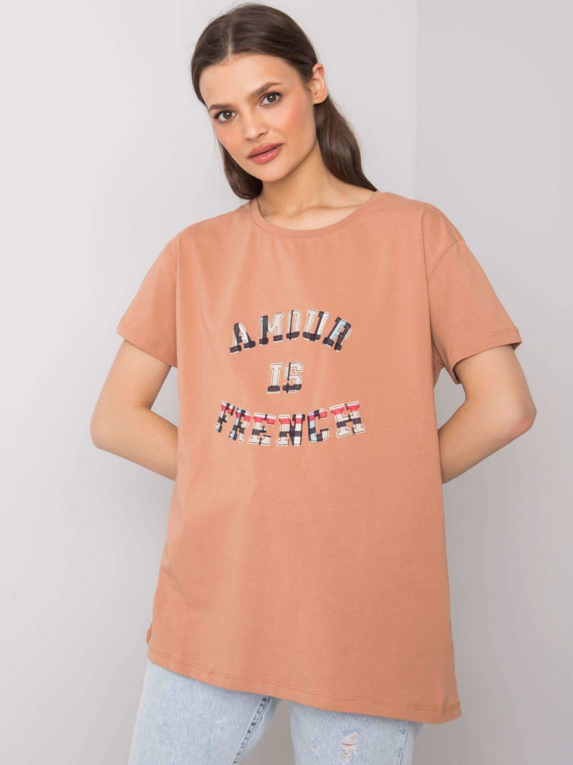 Camelowy t-shirt z napisem Elani