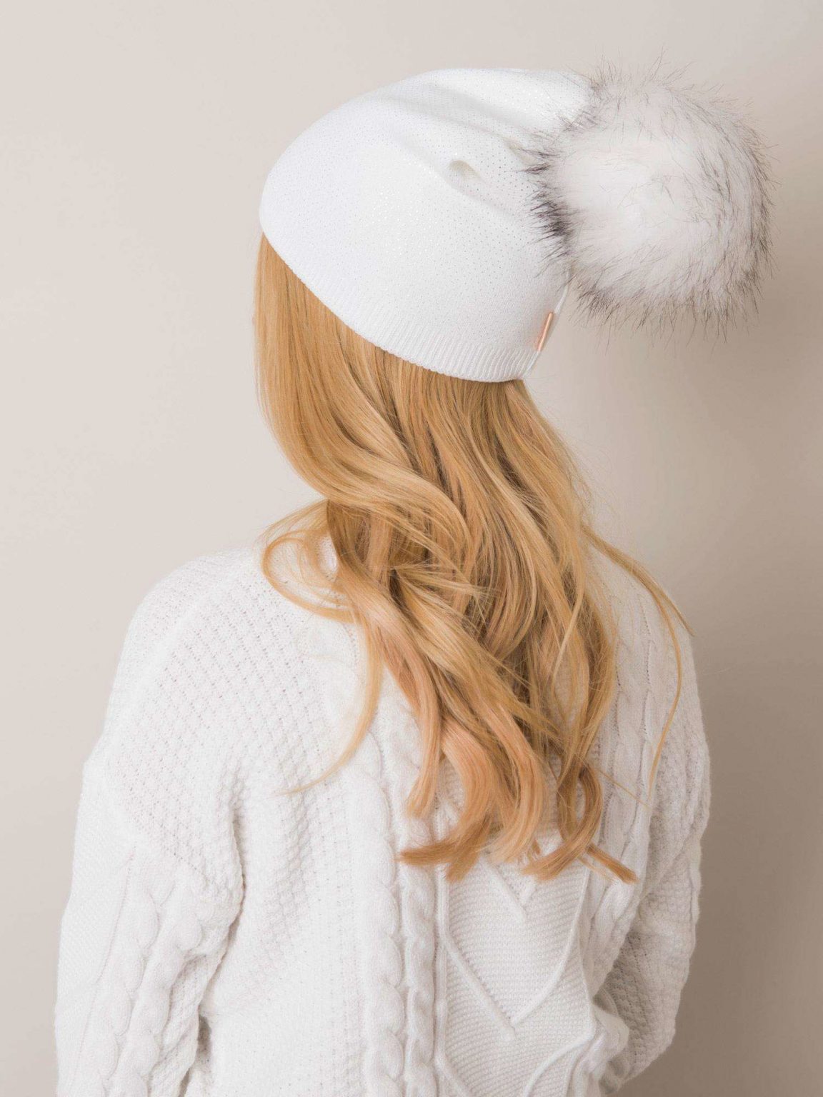 Biała czapka zimowa RUE PARIS