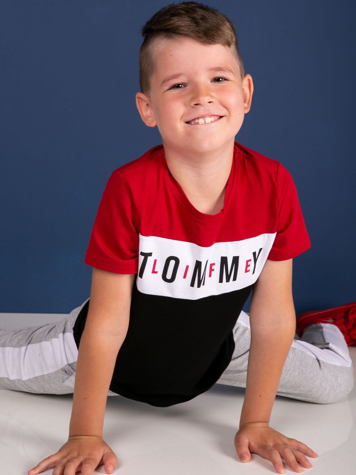 TOMMY LIFE Czerwono-czarny t-shirt chłopięcy