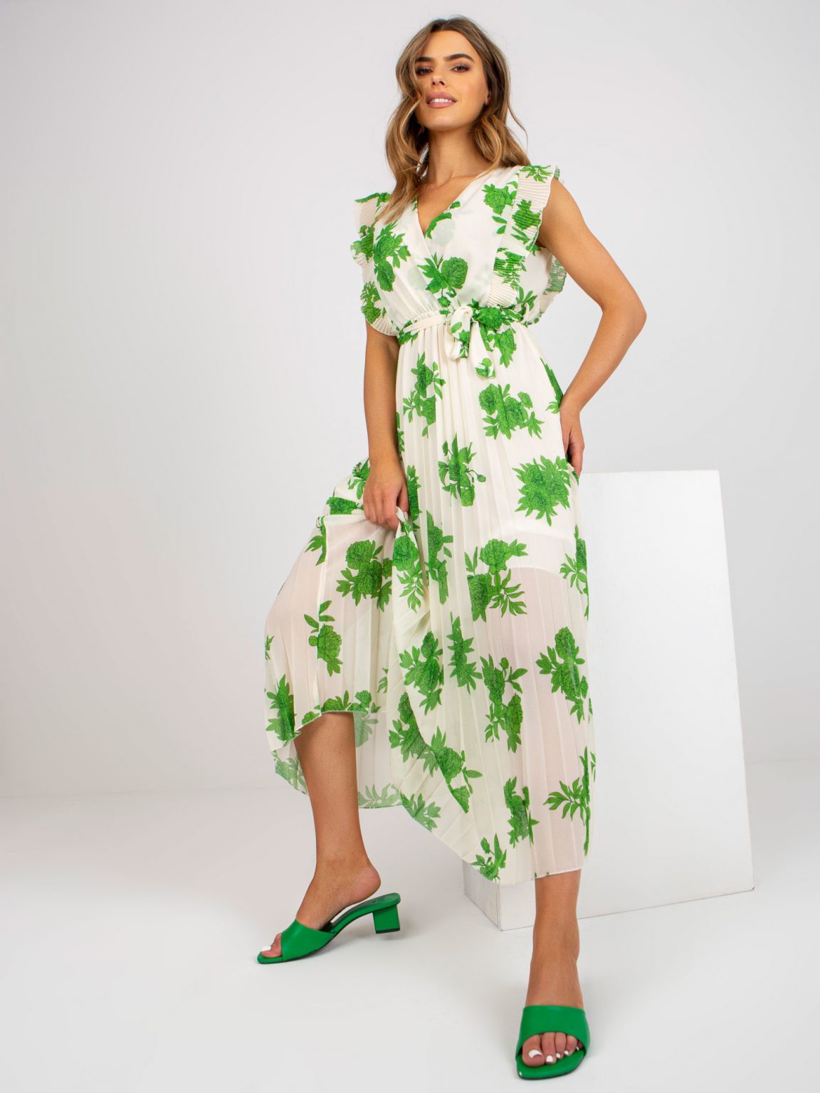 Beżowo-zielona długa sukienka z printami i paskiem