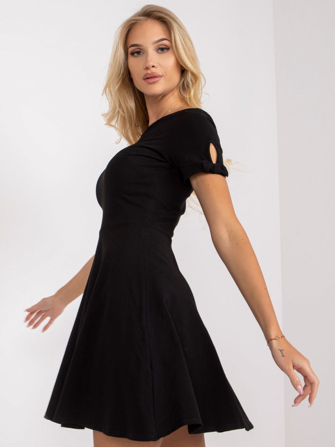 Czarna mini rozkloszowana sukienka basic z krótkim rękawem