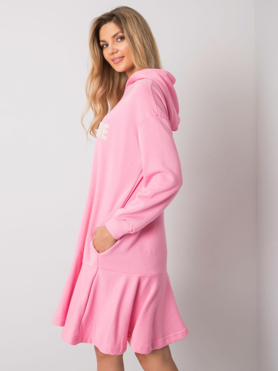 Różowa sukienka dresowa Sherine
