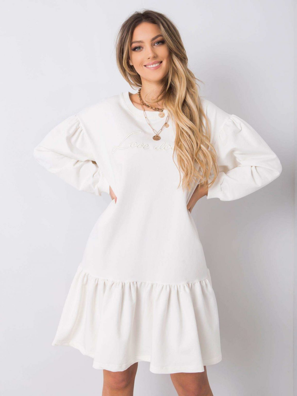 Biała sukienka z falbaną Janelle