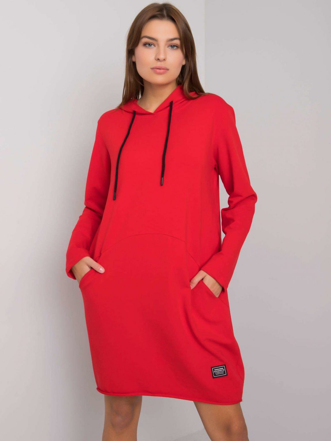 Czerwona sukienka z kapturem Aldila