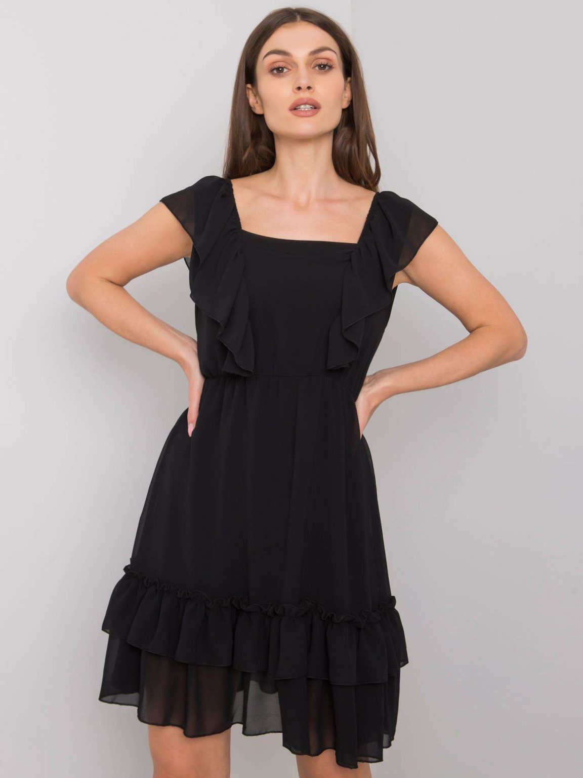 Czarna sukienka z falbanami Safina