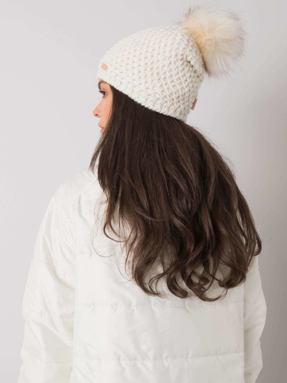 Biała czapka zimowa z pomponem