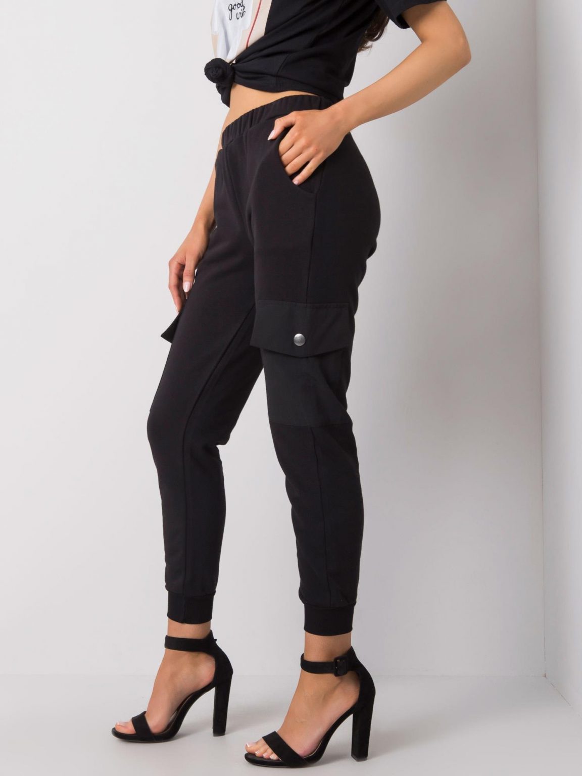 Czarne dresowe spodnie z kieszeniami Betsy RUE PARIS