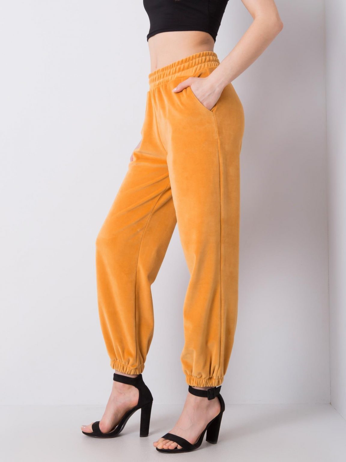 Ciemnożółte welurowe spodnie dresowe Mariah RUE PARIS