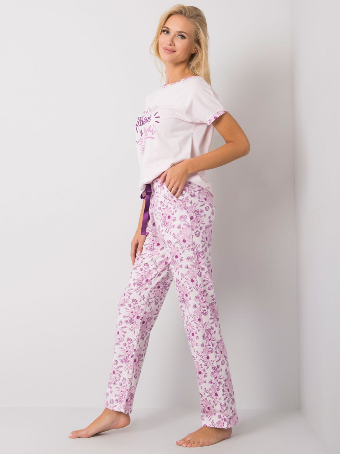Jasnoróżowa piżama damska ze spodniami