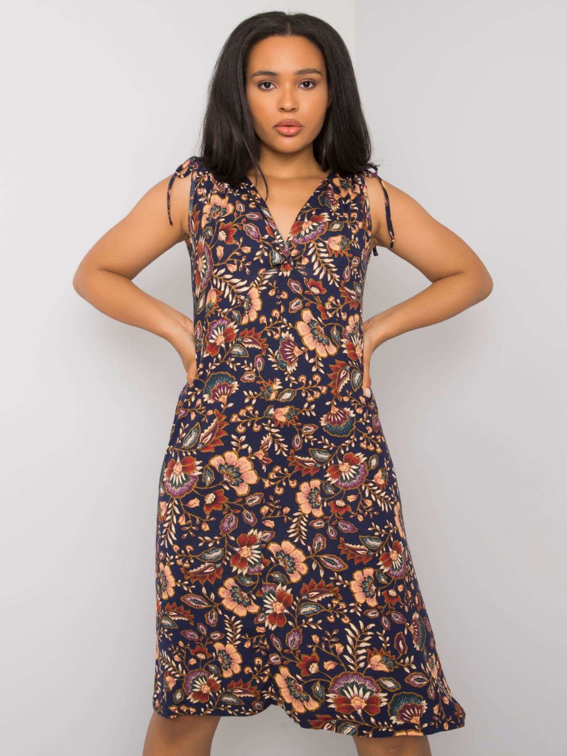 Granatowa sukienka plus size z printami Hilaria