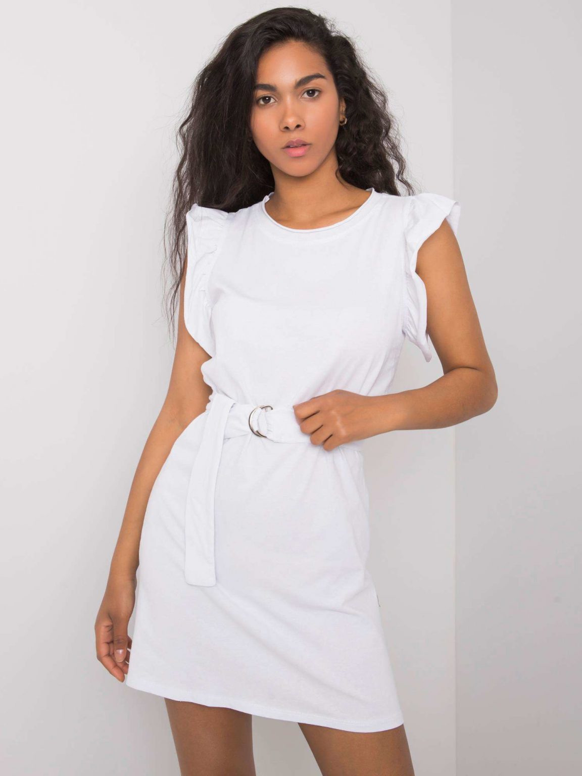 Biała sukienka z paskiem Aniyah