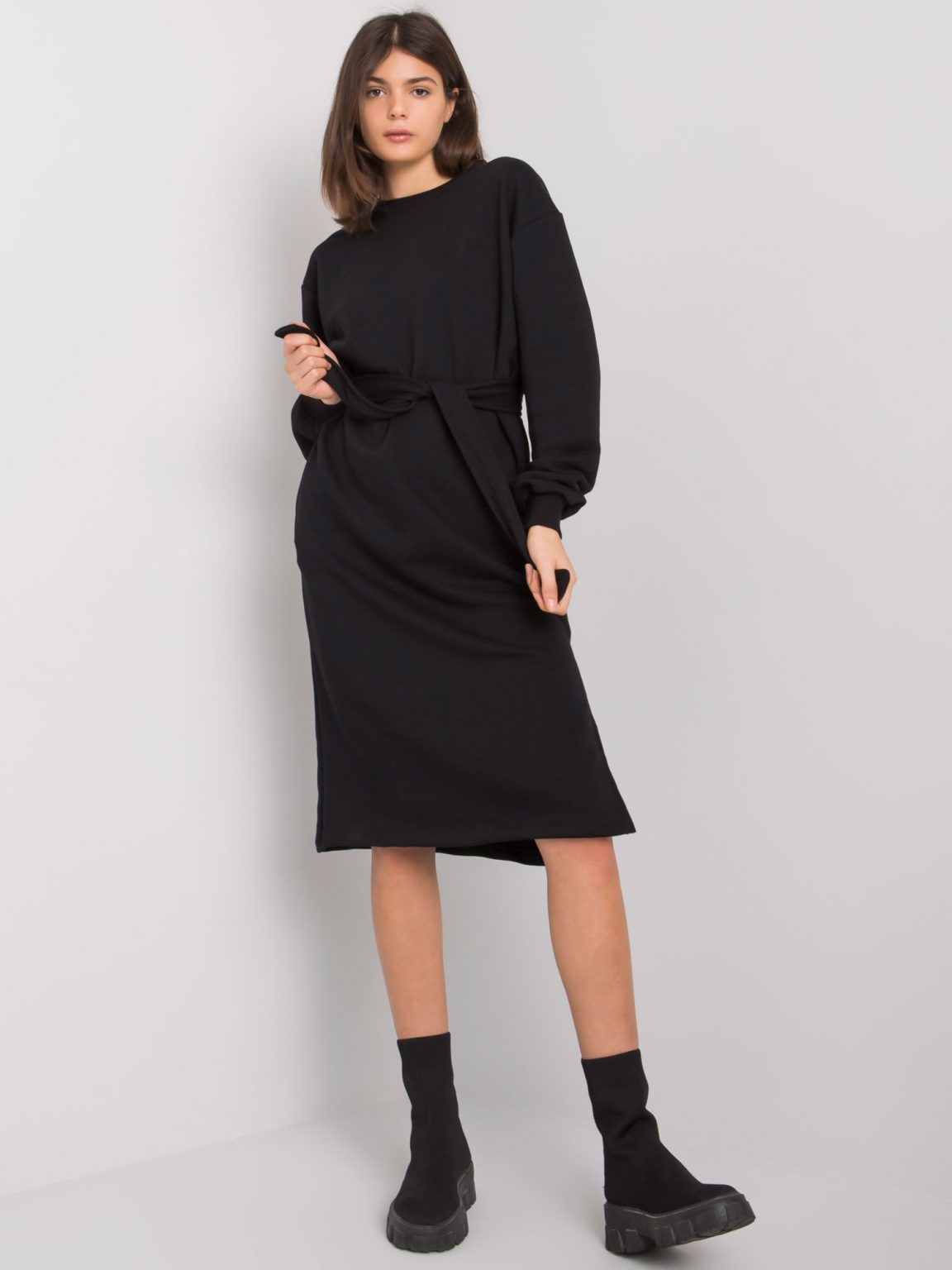Czarna sukienka dresowa z paskiem Longview RUE PARIS