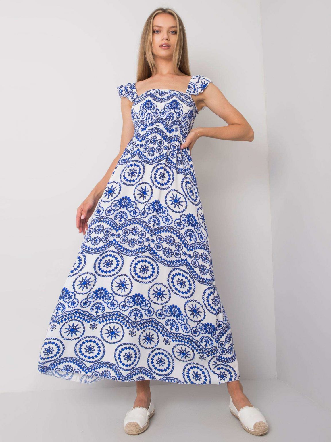 Biało-niebieska sukienka maxi Tayla