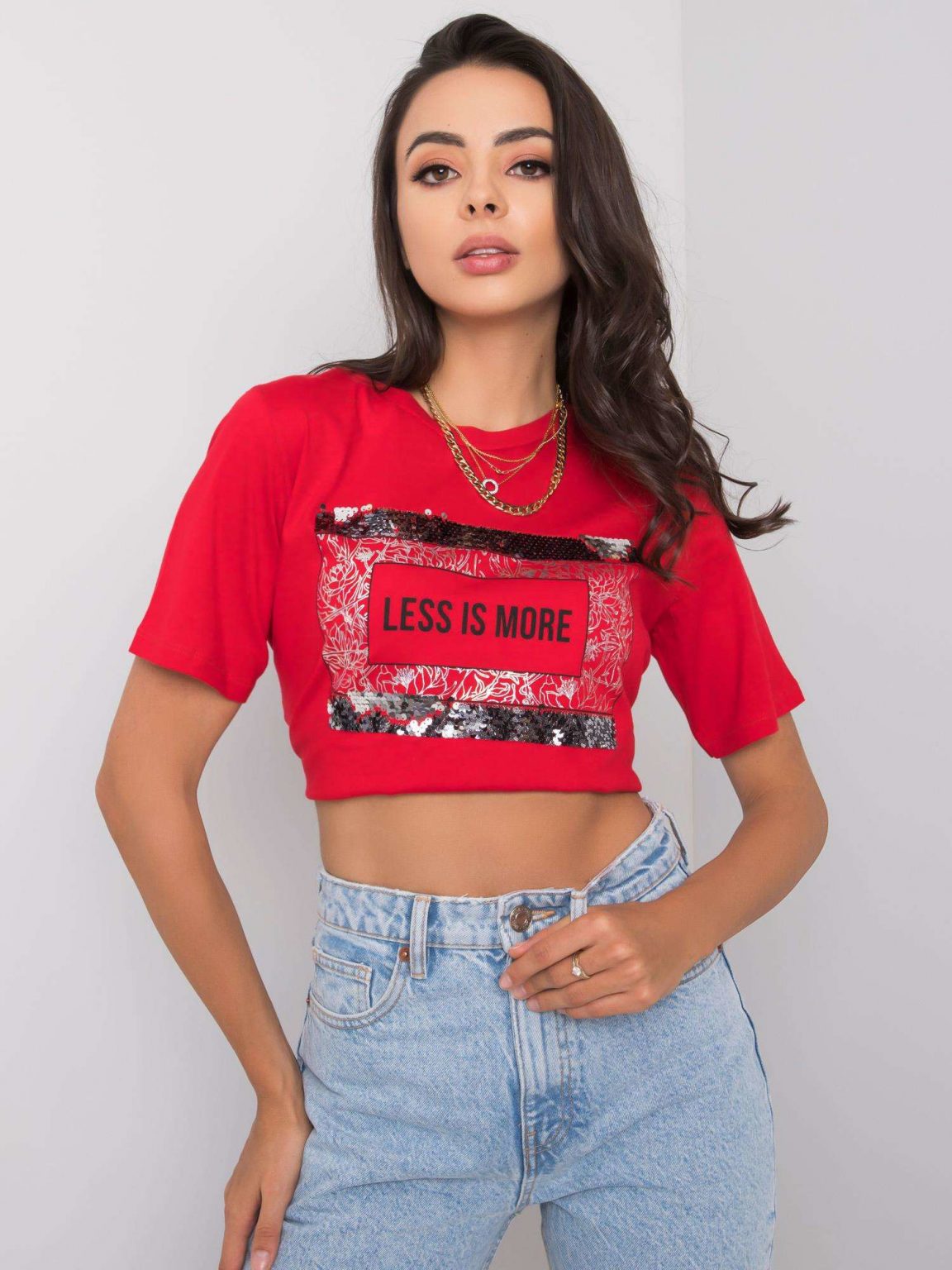 Czerwony t-shirt z napisem Nikki