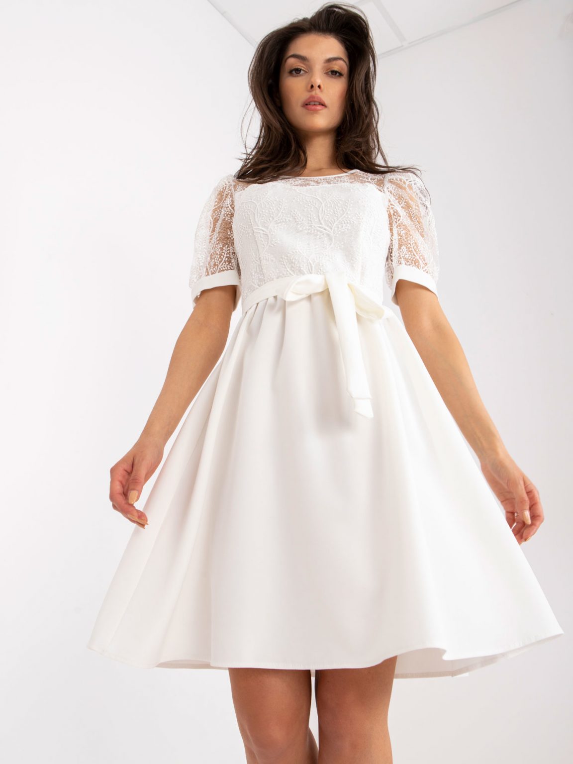 Biała elegancka sukienka koktajlowa z haftem Maricela