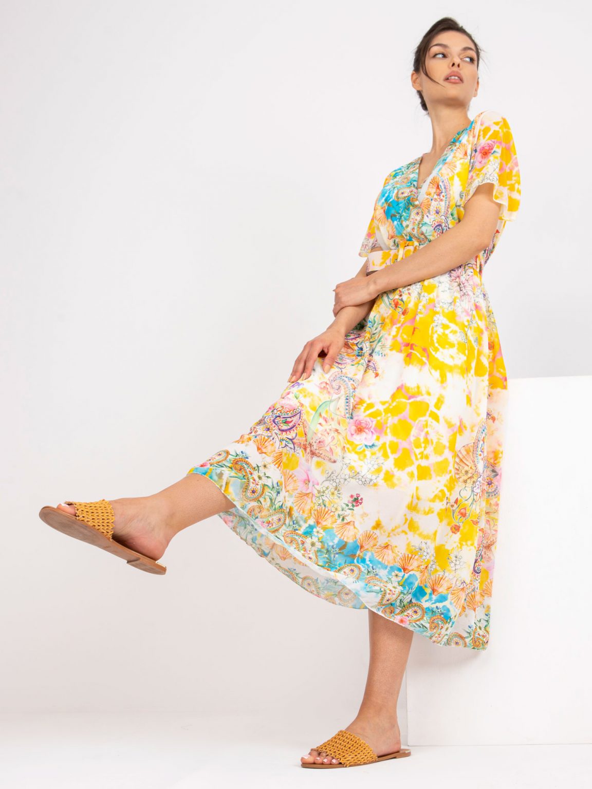 Zółta midi sukienka z printami i kopertowym dekoltem