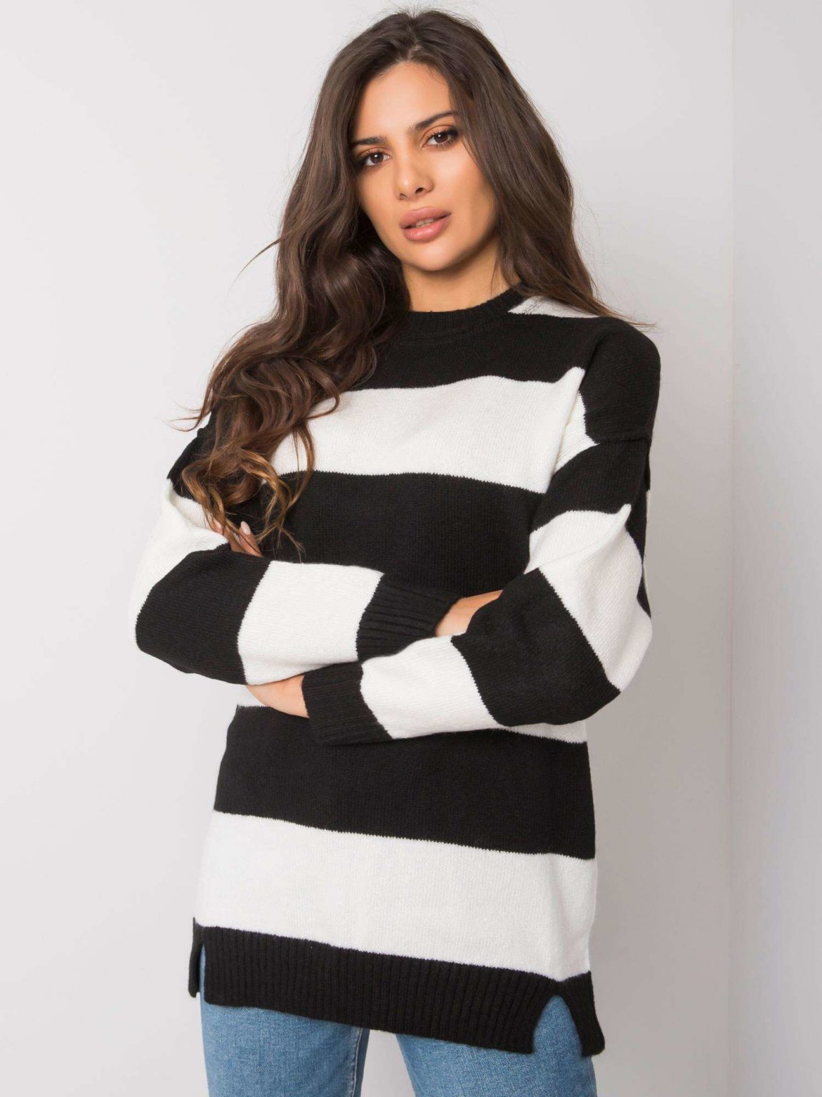 Biało-czarny sweter w paski Nine