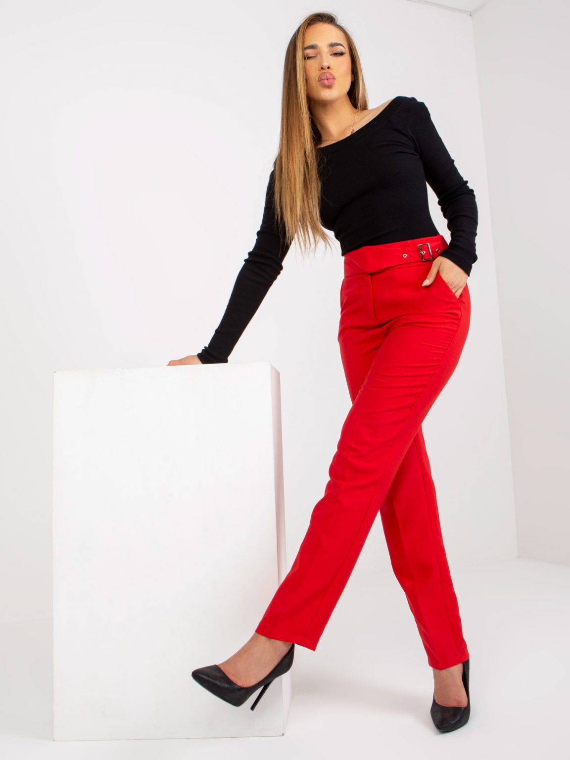 Czerwone eleganckie spodnie z materiału z kieszeniami
