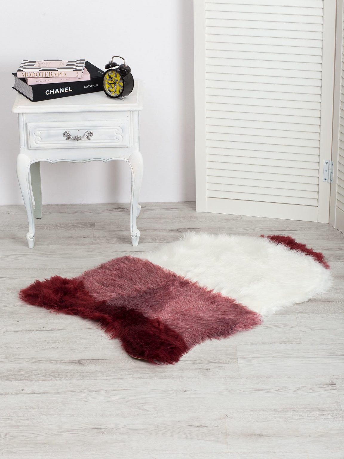 Bordowo-biały futrzany dywanik