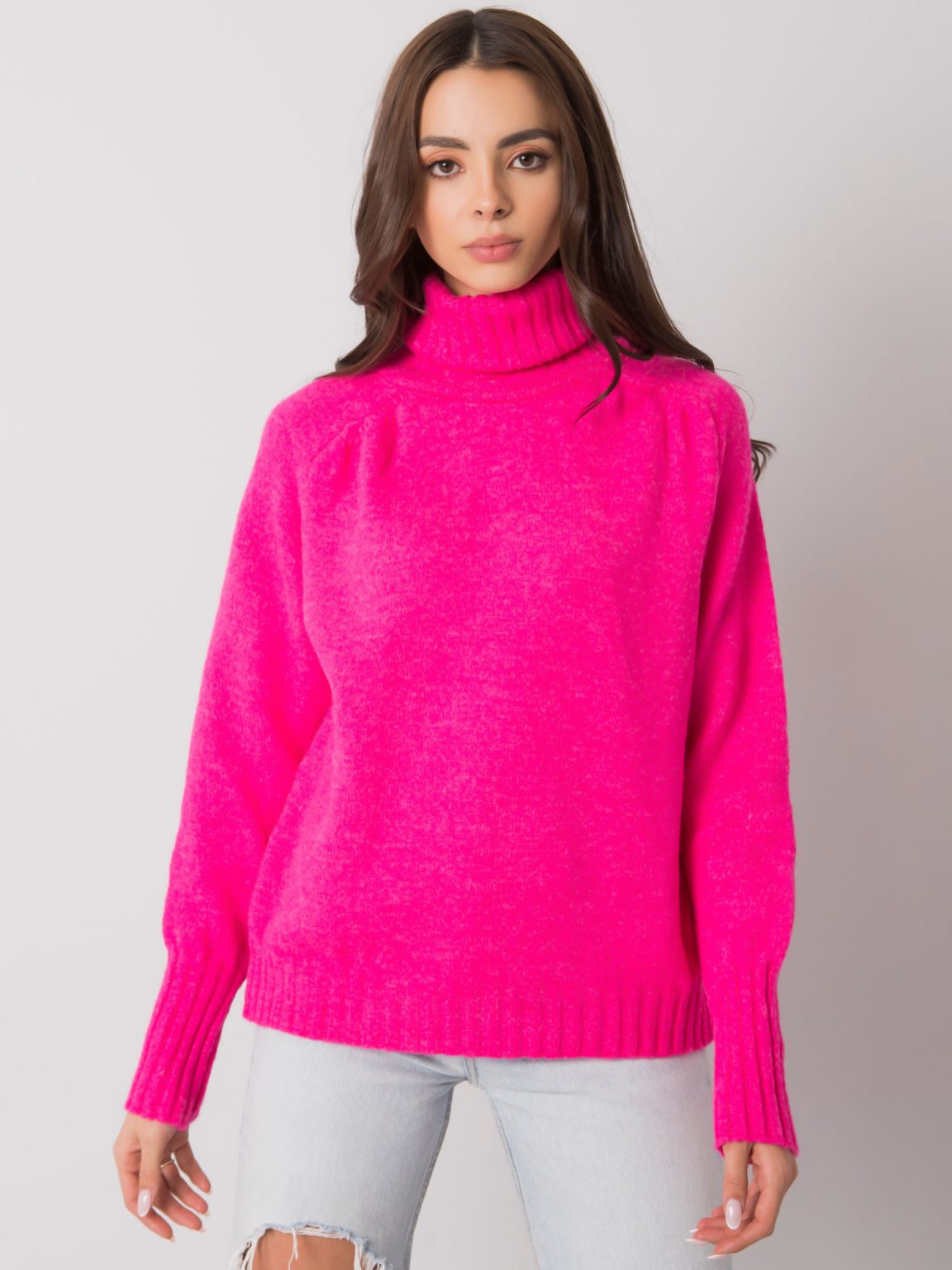 Różowy sweter damski z golfem Tiyarna RUE PARIS