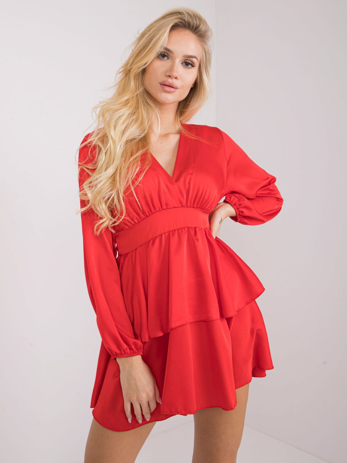 Czerwona sukienka z falbaną Rimini