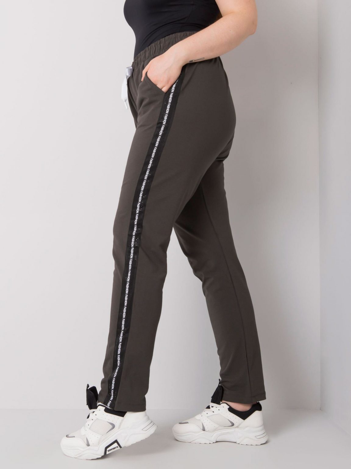 Ciemne khaki spodnie dresowe plus size z lampasami Felise