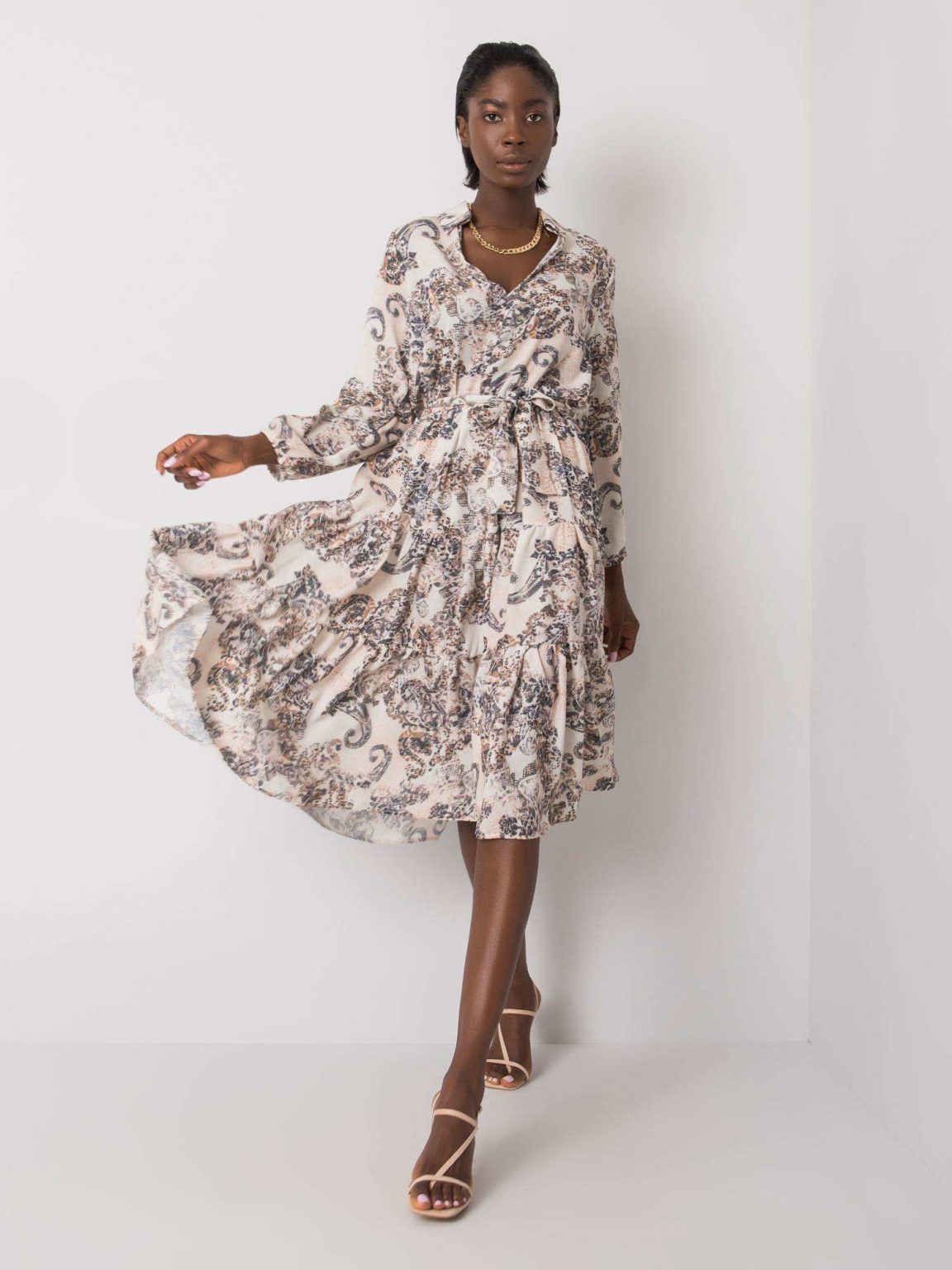 Beżowa sukienka we wzory z falbaną Laurene RUE PARIS