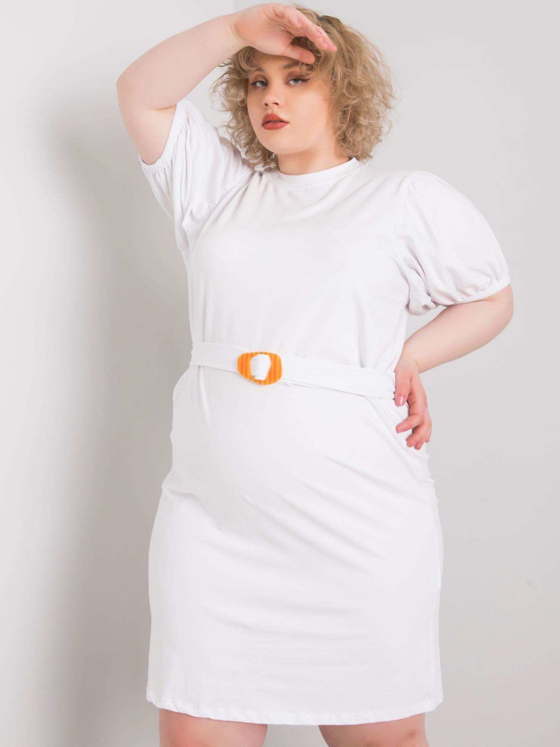 Biała sukienka plus size z paskiem Mylah
