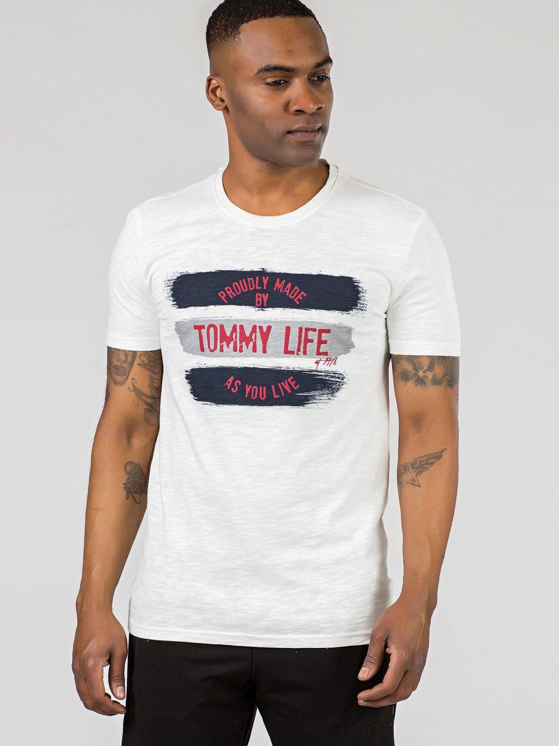 TOMMY LIFE Ecru męski t-shirt z nadrukiem