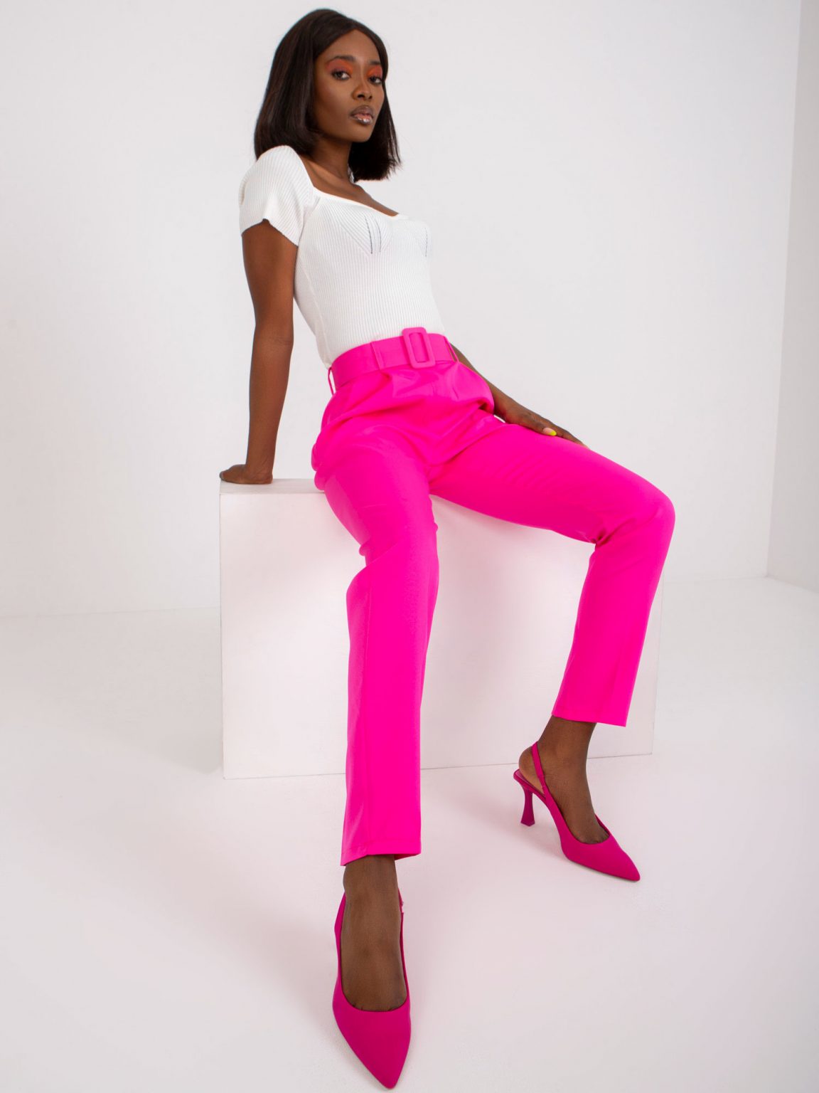 Fluo różowe spodnie garniturowe z kieszeniami Giulia