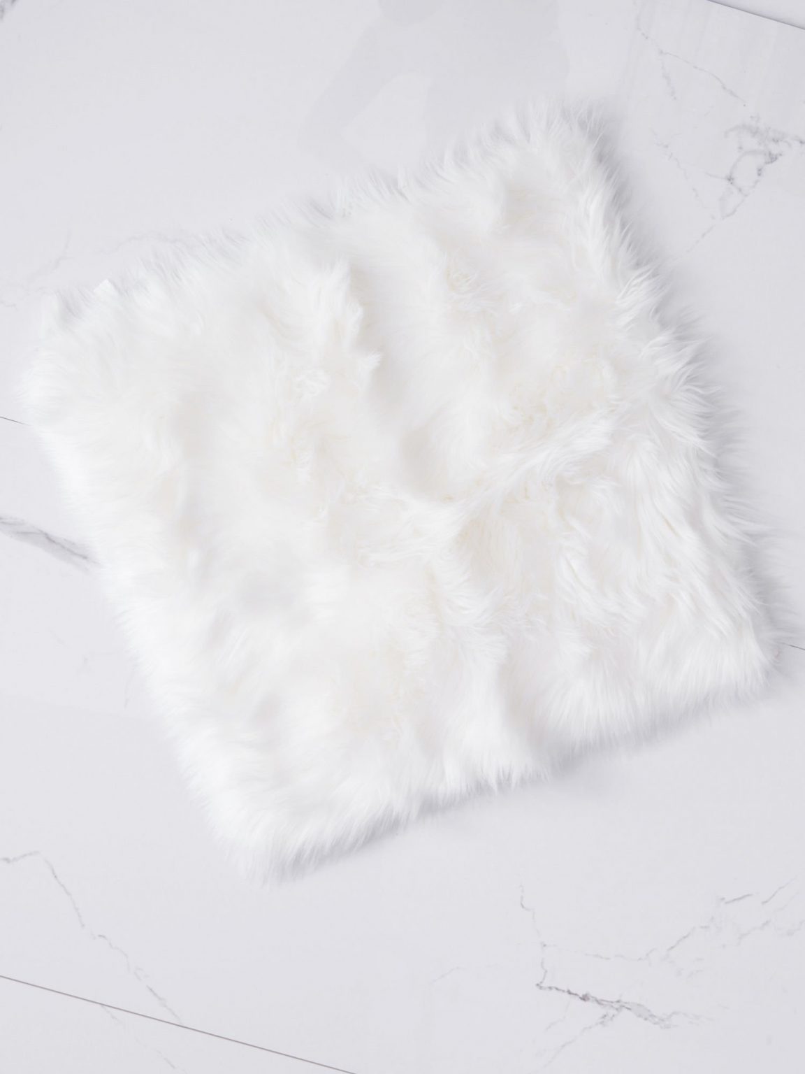 Biały futrzany dywan