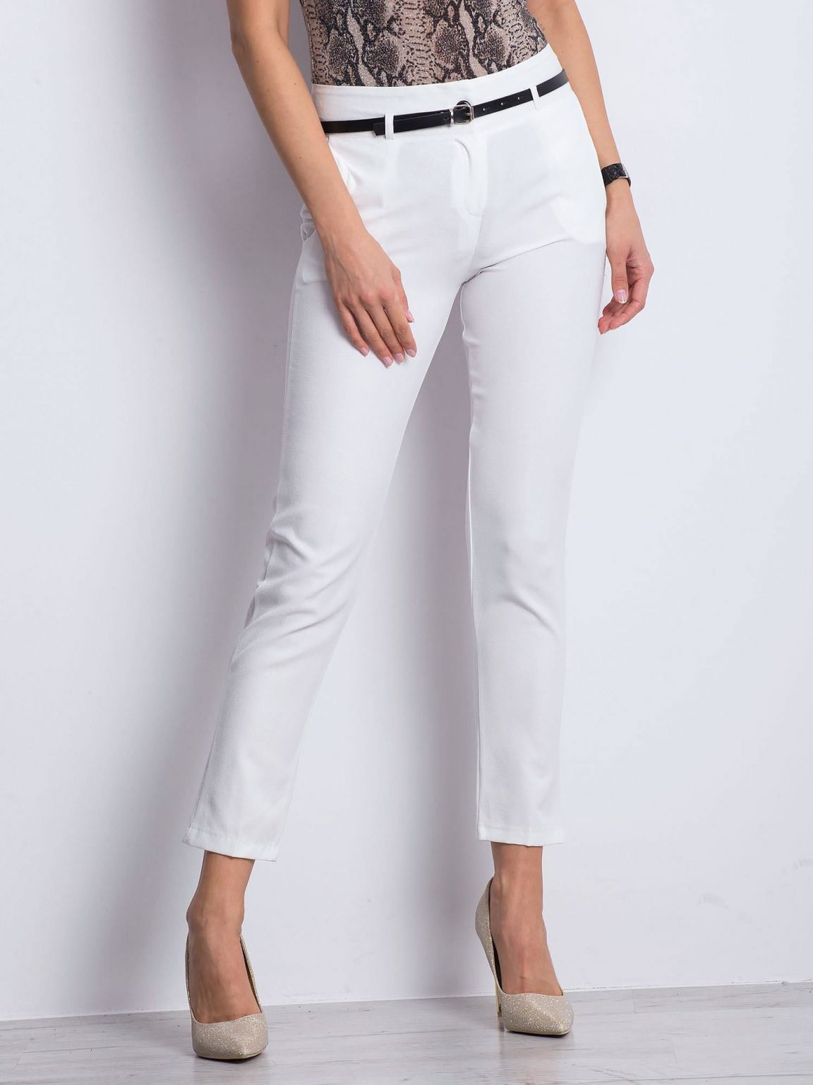 Białe spodnie Wondering