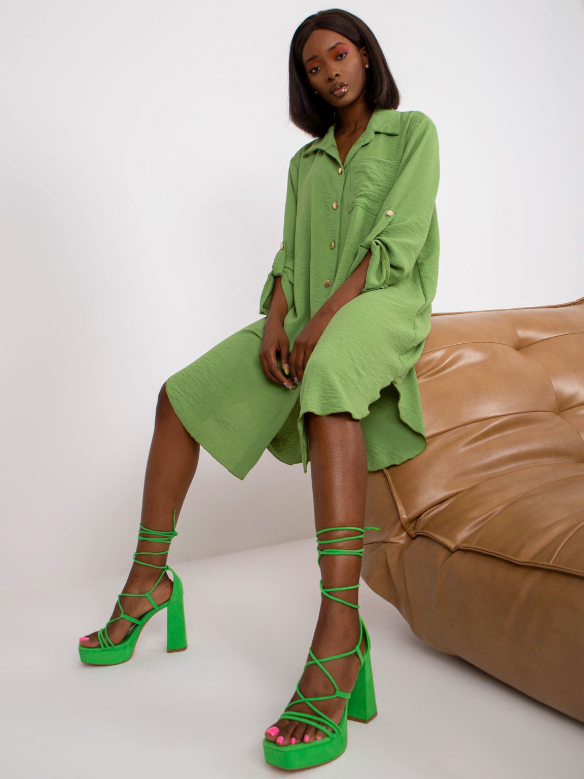 Zielona gładka sukienka szmizjerka midi