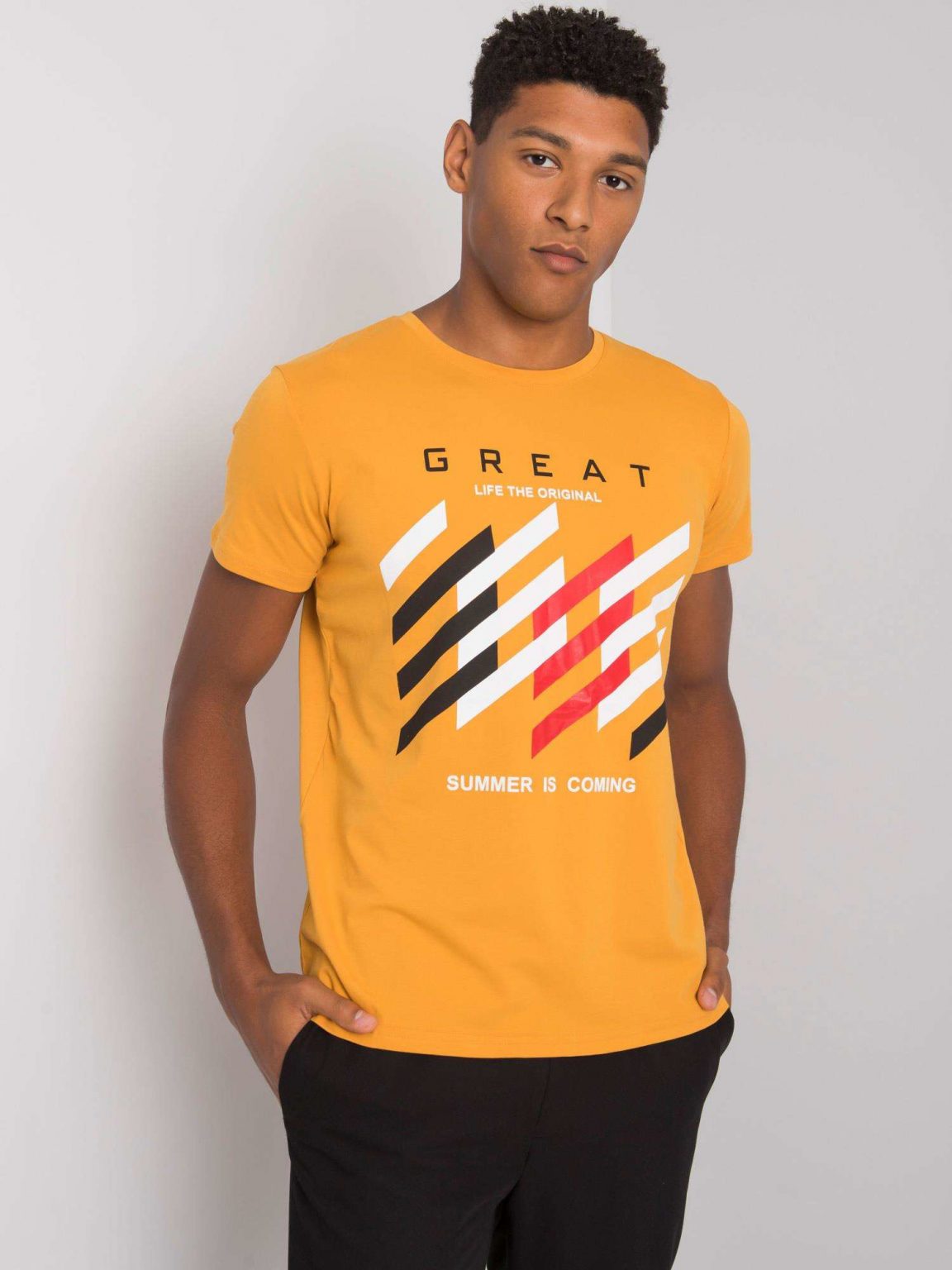 Musztardowy t-shirt męski z kolorowym nadrukiem Adriel