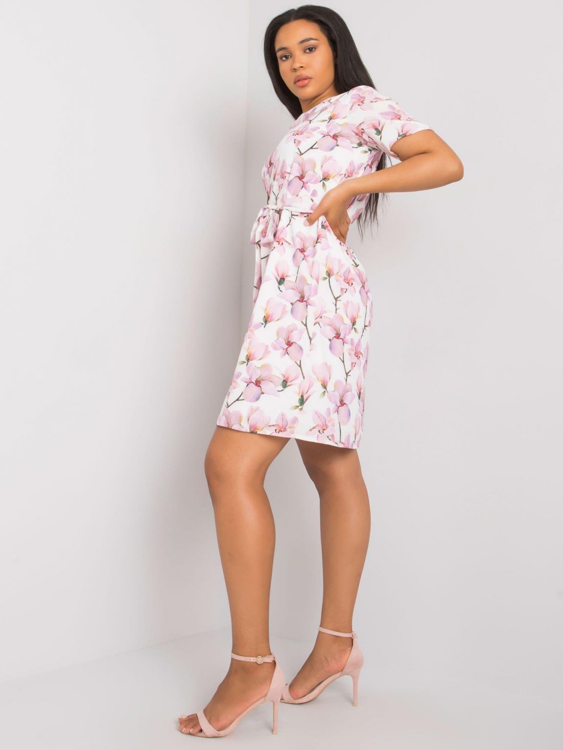 Biało-różowa wzorzysta sukienka plus size Celene