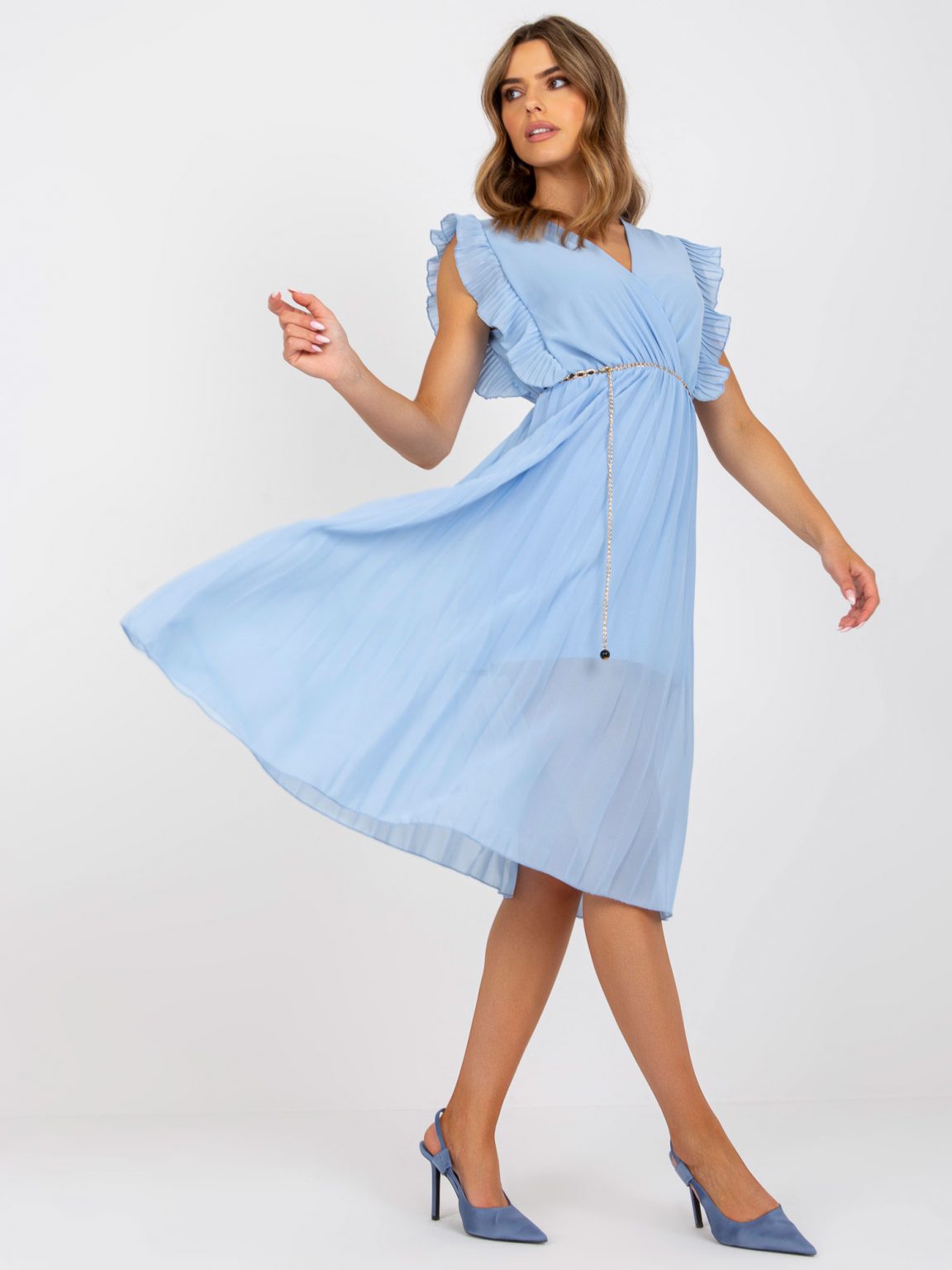 Jasnoniebieska plisowana sukienka midi z wiązaniem