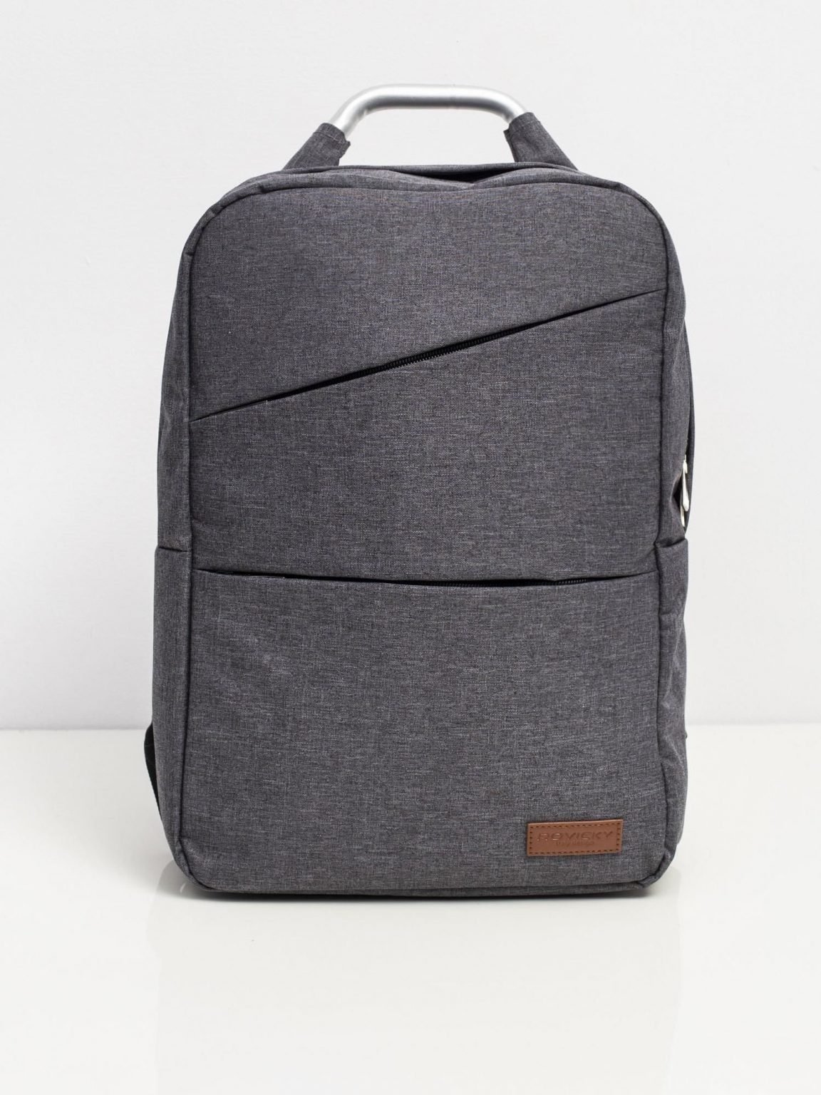 Szary plecak na laptopa z asymetrycznymi kieszeniami