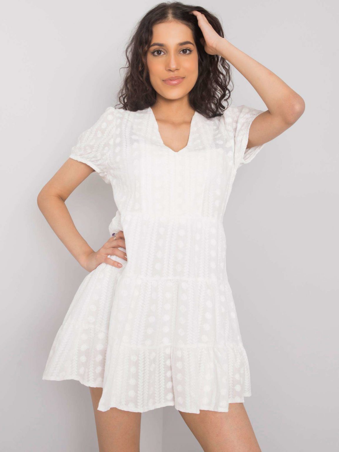 Biała sukienka z falbaną Dechen
