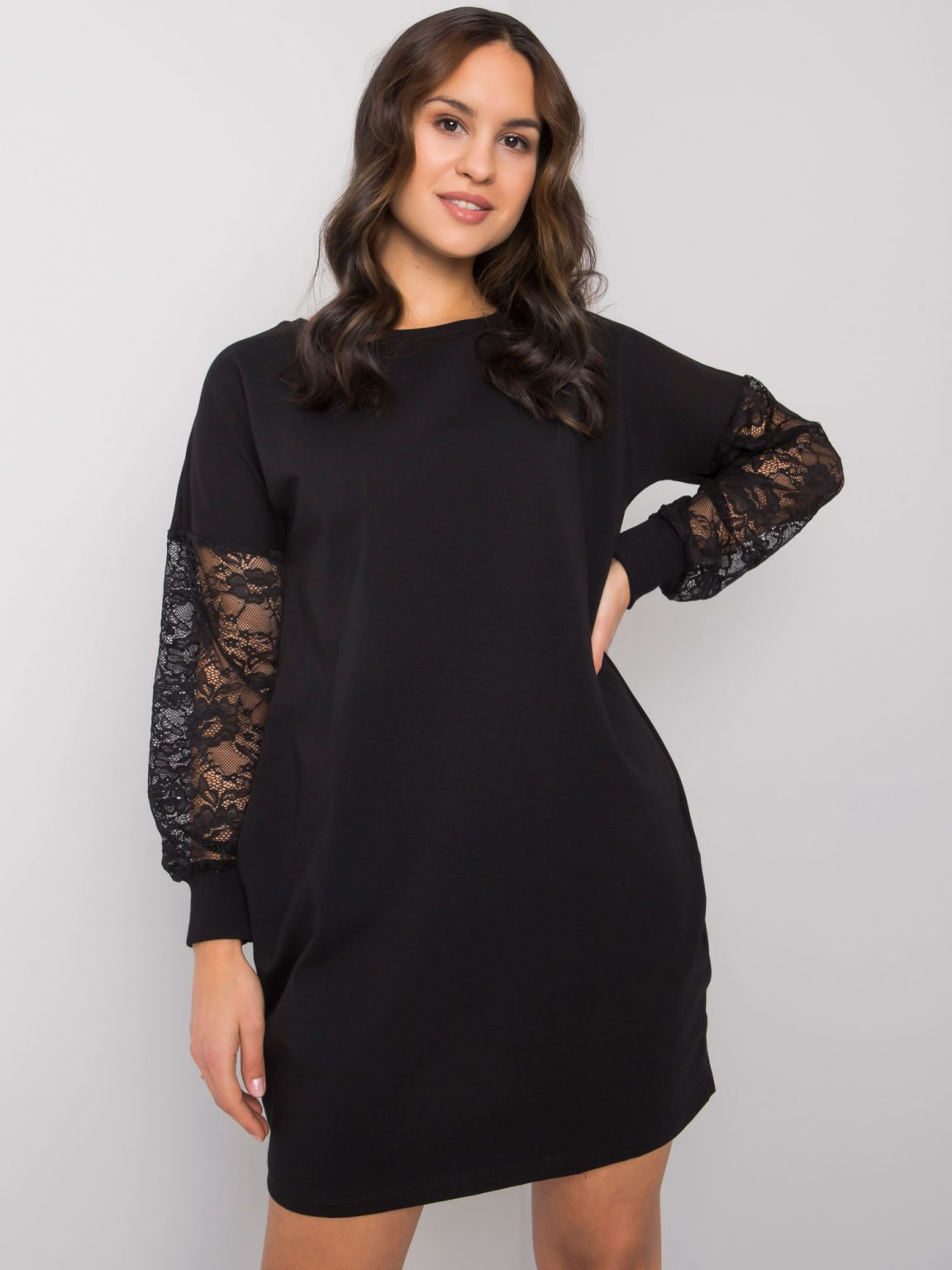 Czarna sukienka z koronkowymi rękawami Alexxie RUE PARIS